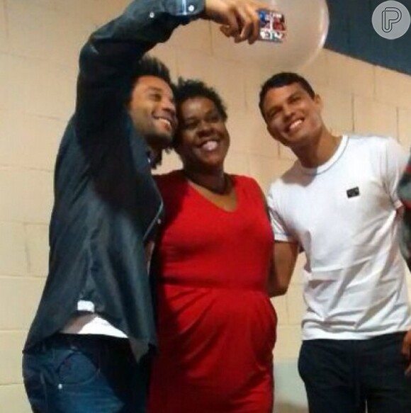 Thiago Silva faz selfie com Marcelo e Cacau Potássio, de 'Vai que Cola', durante gravação de episódio