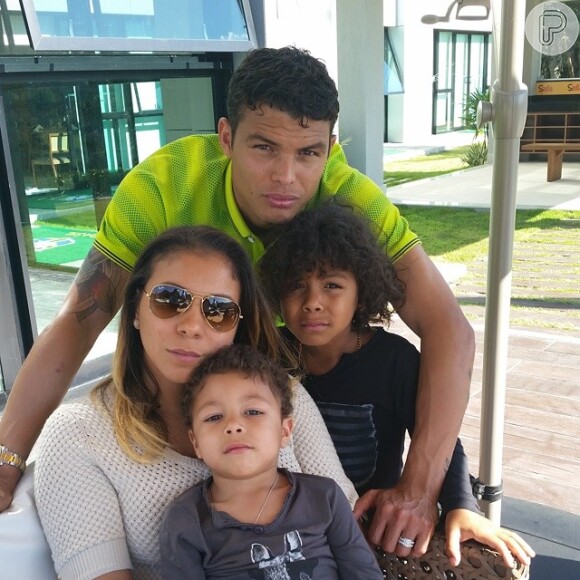 Mulher de Thiago Silva, capitão da seleção, usou as redes sociais para dar apoio ao marido após fiasco na Copa: 'Erga a cabeça que sua família te espera de braço e coração abertos'