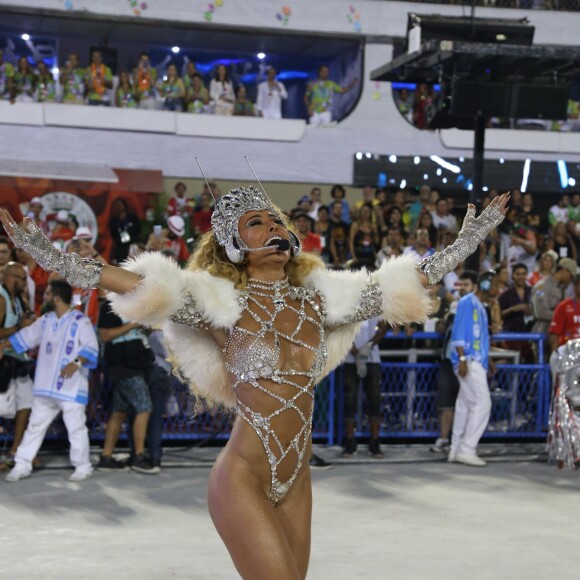 Sabrina Sato desfila à frente das baterias da Gaviões da Fiel, em SP, e da Unidos de Vila Isabel, no Rio de Janeiro