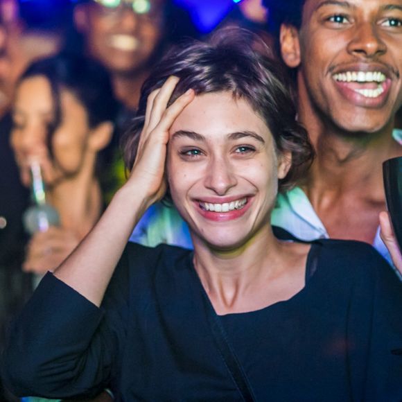 'Deixa a parada toda comigo. Deixa eu te ajudar. Não vão suspeitar de mim. Passa discretamente a parada pra mim, que eu boto na bolsa', diz Manuela (Luisa Arraes) para Narciso (Osmar Silveira), na novela 'Segundo Sol'