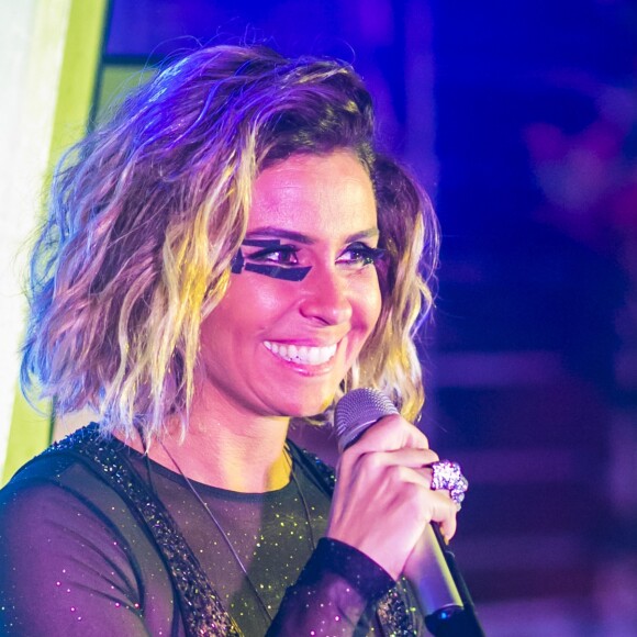 Luzia (Giovanna Antonelli) percebe que Manuela (Luisa Arraes) será abordada por policial e esconde a droga da filha na novela 'Segundo Sol'