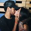 Bruna Marquezine publicou vídeo em que aparece beijando e trocando carinhos com o namorado, Neymar