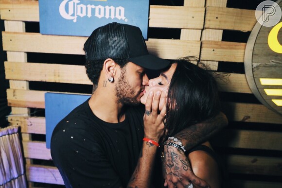 Bruna Marquezine publicou vídeo em que aparece beijando e trocando carinhos com o namorado, Neymar