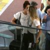 Fernanda Gentil foi fotografada trocando carinhos com a namorada em aeroporto do Rio