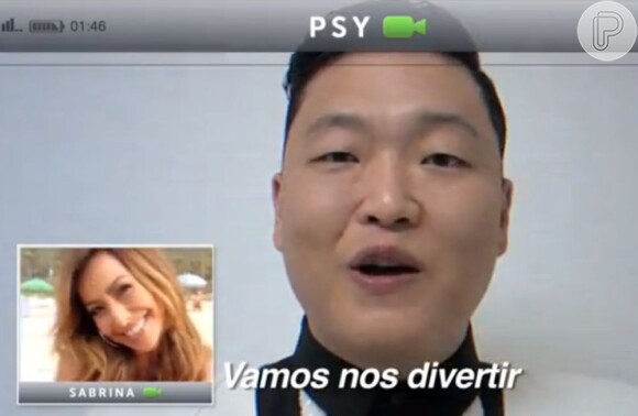 Sabrina Sato conversa com Psy em vídeo promocional anunciando a vinda do rapper ao Brasil, em fevereiro de 2013