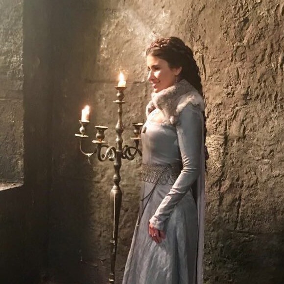 Paula Fernandes postou em suas redes sociais fotos nos bastidores de 'Deus Salve o Rei'