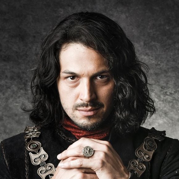 Afonso (Romulo Estrela) é pego de surpresa com a fala de Catarina (Bruna Marquezine) nos próximos capítulos da novela 'Deus Salve o Rei': 'Quem lhe contou isso?!'