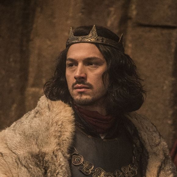 Afonso (Romulo Estrela) se surpreende com fala de Catarina (Bruna Marquezine) na novela 'Deus Salve o Rei': 'Eu não estava sabendo de nada disso!'