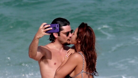 Beijos e carinhos: Yanna Lavigne curte praia com marido, Bruno Gissoni. Fotos!