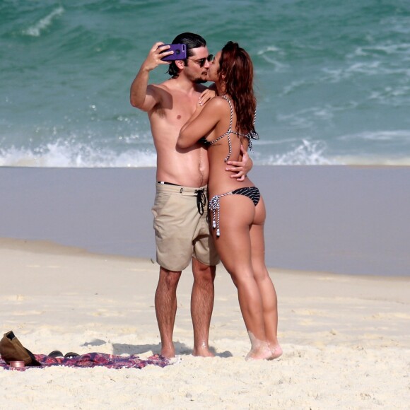 Yanna Lavigne e Bruno Gissoni aproveitaram o sol que fez no Rio de Janeiro para curtir uma praia nesta quarta-feira, 13 de junho de 2018