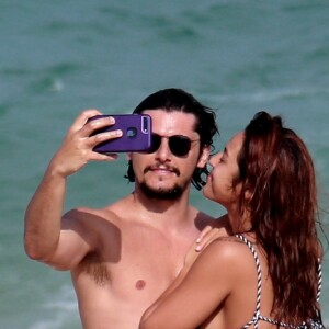 Yanna Lavigne e Bruno Gissoni não desgrudaram do celular na areia da praia
