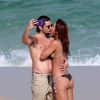 Yanna Lavigne e Bruno Gissoni trocaram beijos em praia do RJ nesta quarta-feira, 13 de junho de 2018