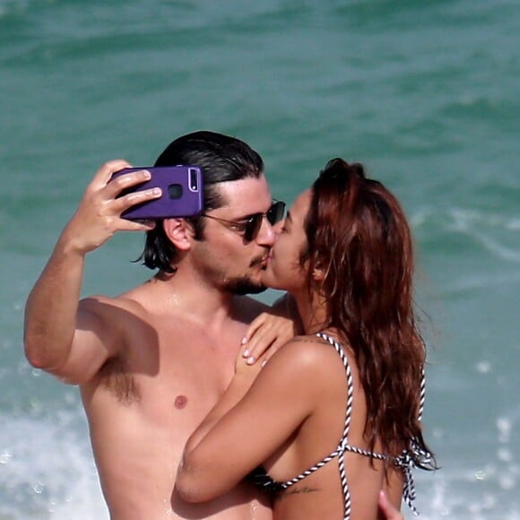 Yanna Lavigne e Bruno Gissoni trocaram beijos em praia do RJ nesta quarta-feira, 13 de junho de 2018