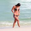 Yanna Lavigne tirou onda exibindo barriga chapada em praia do Rio