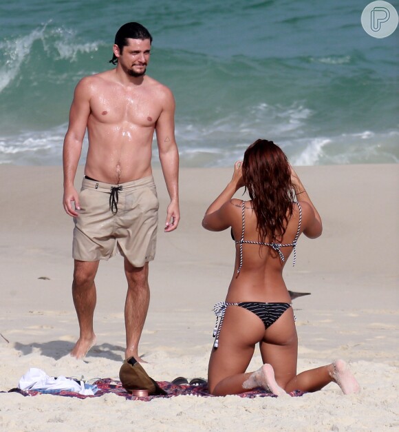 Yanna Lavigne e Bruno Gissoni tiveram um dia de praia na Barra da Tijuca, Zona Oeste do Rio