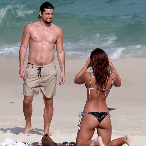 Yanna Lavigne e Bruno Gissoni tiveram um dia de praia na Barra da Tijuca, Zona Oeste do Rio