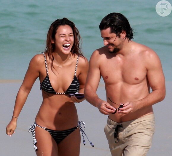 Yanna Lavigne foi clicada com marido, Bruno Gissoni, em praia do Rio de Janeiro