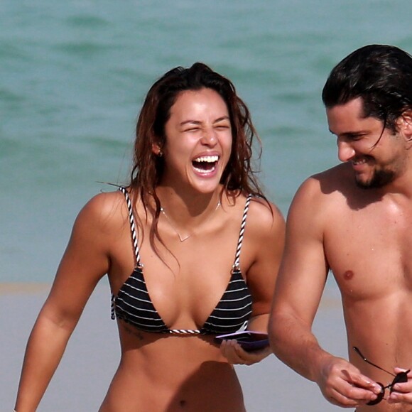 Yanna Lavigne foi clicada com marido, Bruno Gissoni, em praia do Rio de Janeiro