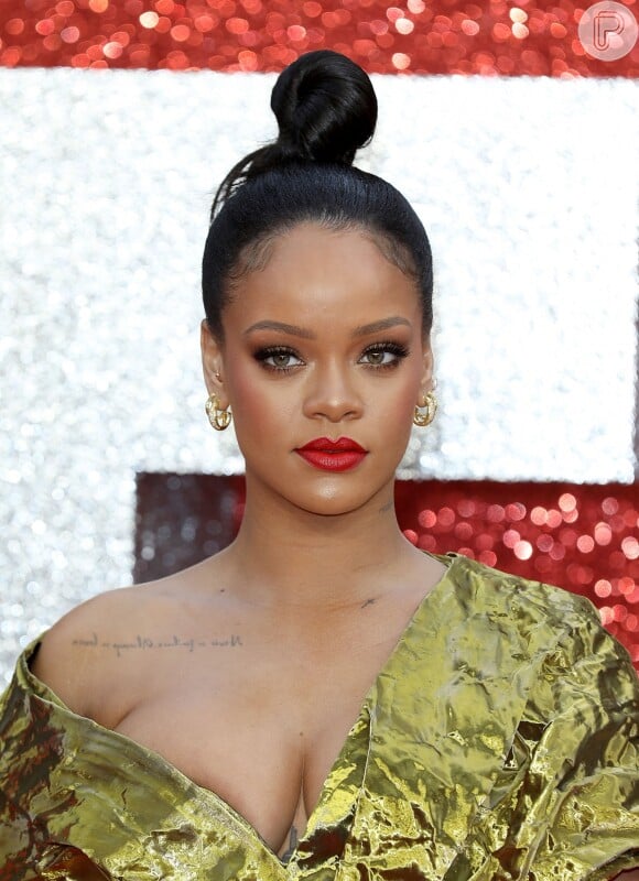 Rihanna aliou um coque alto e batom vermelho à produção dourada na première inglesa do longa 'Ocean's 8'