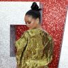 Rihanna usou vestido dourado POIRET com amarração na cintura, volume e comprimento irregulares