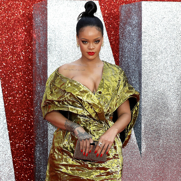 Cores e volume! Looks brilhosos, como o escolhido por Rihanna, se destacam na première londrina de 'Ocean's 8' nesta quarta-feira, dia 13 de junho de 2018