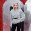 Cate Blanchett combinou uma blusa com volume e calça preta, ambos Louis Vuitton
