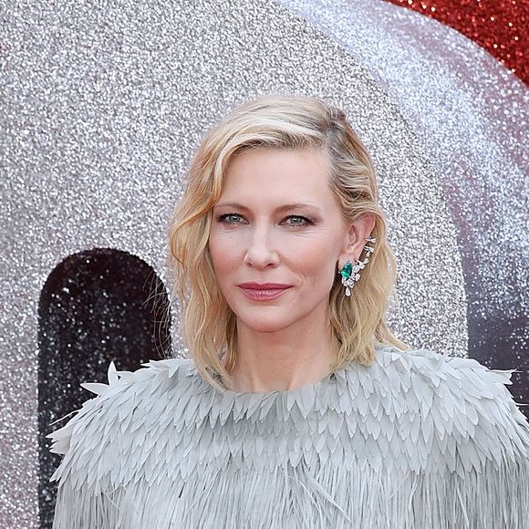 Cate Blanchett combinou uma blusa com volume e calça preta, ambos Louis Vuitton