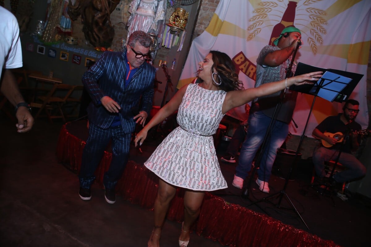 Foto: Viviane Araujo se divertiu com Milton Cunha durante homenagem em bar  do Rio - Purepeople