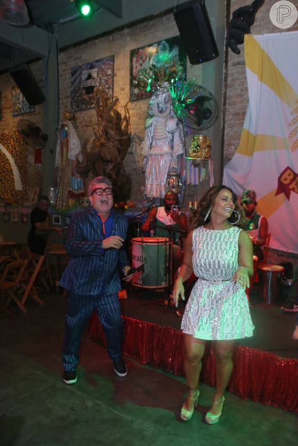 Viviane Araujo se divertiu com Milton Cunha durante homenagem em bar do Rio, nesta quarta-feira, 13 de junho de 2018
