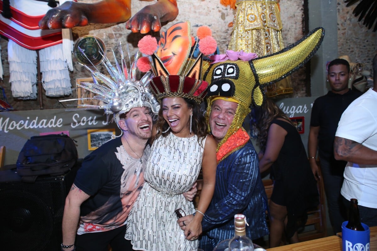 Foto: Viviane Araujo se divertiu com Milton Cunha após a homenagem -  Purepeople