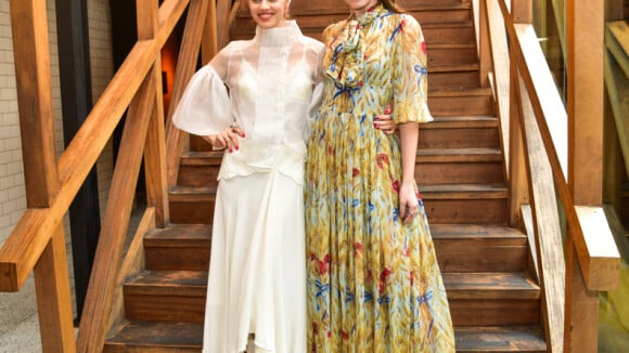 Leveza fashion! Camila Queiroz e Laura Neiva usam looks fluidos em evento. Fotos
