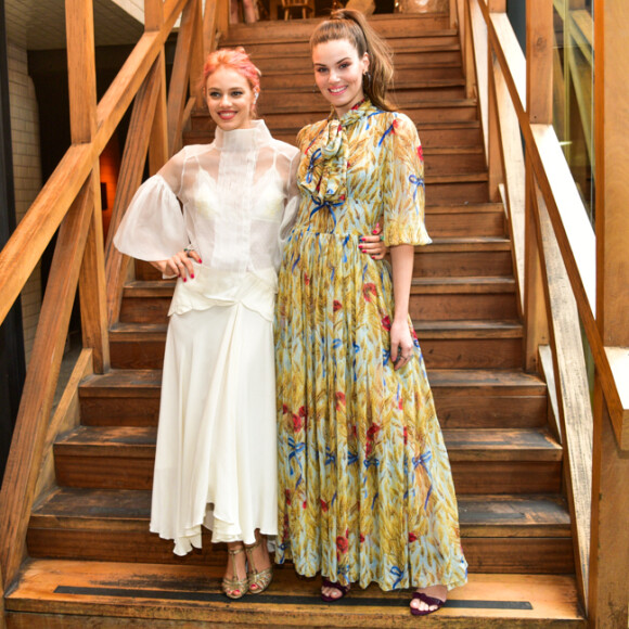 Leveza fashion! Camila Queiroz e Laura Neiva usam looks fluidos em evento nesta quinta-feira, dia 14 de junho de 2018