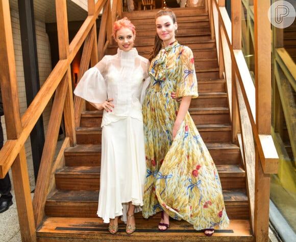 Camila Queiroz e Laura Neiva apostaram em vestidos fluidos para o evento da revista 'Vogue Noivas', da qual são capa