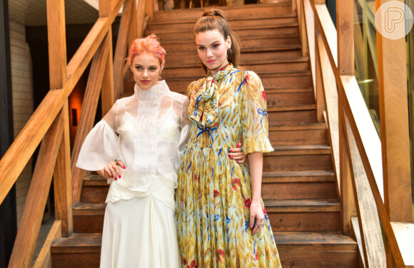 Leveza fashion! Camila Queiroz e Laura Neiva usam looks fluidos em evento nesta quinta-feira, dia 14 de junho de 2018