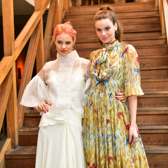 Leveza fashion! Camila Queiroz e Laura Neiva usam looks fluidos em evento nesta quinta-feira, dia 14 de junho de 2018