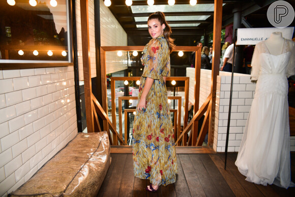 Camila Queiroz posa no lançamento da revista 'Vogue Noivas' em São Paulo
