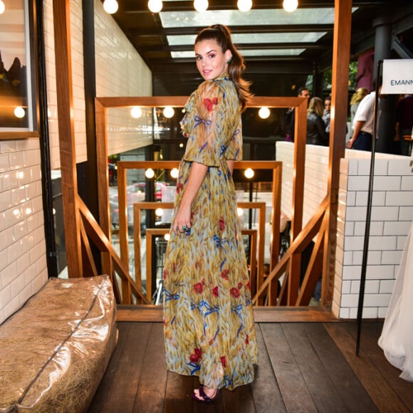 Camila Queiroz posa no lançamento da revista 'Vogue Noivas' em São Paulo