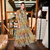 Camila Queiroz usou um vestido Dolce & Gabbana com estampa floral