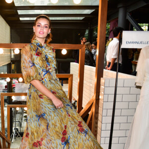 Camila Queiroz teve o look assinado pela dupla de stylist Juliano e Zuel
