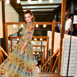 Camila Queiroz brinca com o vestido durante lançamento da revista 'Vogue Noivas'