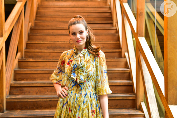 Leveza fashion! Camila Queiroz e Laura Neiva usam looks fluidos em evento nesta quinta-feira, dia 14 de junho de 2018