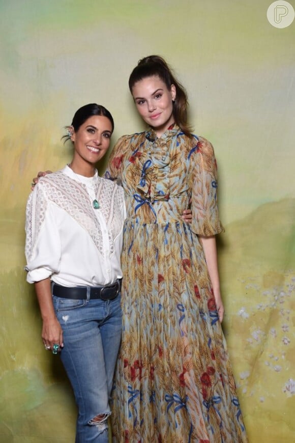 Camila Queiroz posa com Andrea Conti no evento de lançamento da Vogue