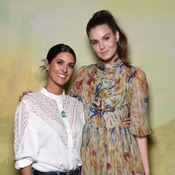 Camila Queiroz posa com Andrea Conti no evento de lançamento da Vogue