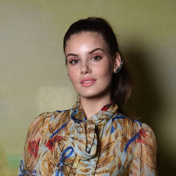 Camila Queiroz escolheu uma sombra rosé para o lançamento