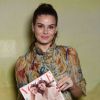 Camila Queiroz posa com a revista da qual é capa