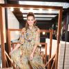 Camila Queiroz posa em evento da Vogue com vestido Dolce & Gabbana