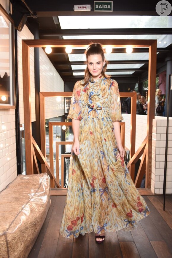 Camila Queiroz escolheu um longo Dolce & Gabbana para o evento