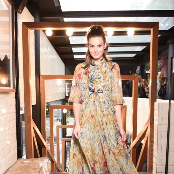 Camila Queiroz escolheu um longo Dolce & Gabbana para o evento