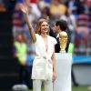 Look branco e raiz à mostra: o estilo de Natalia Vodianova na abertura da Copa da Rússia, realizada nesta quinta-feira, dia 14 de junho de 2018