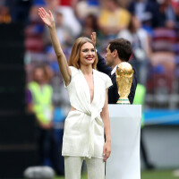 Look branco e raiz à mostra: o estilo de Natalia Vodianova na abertura da Copa